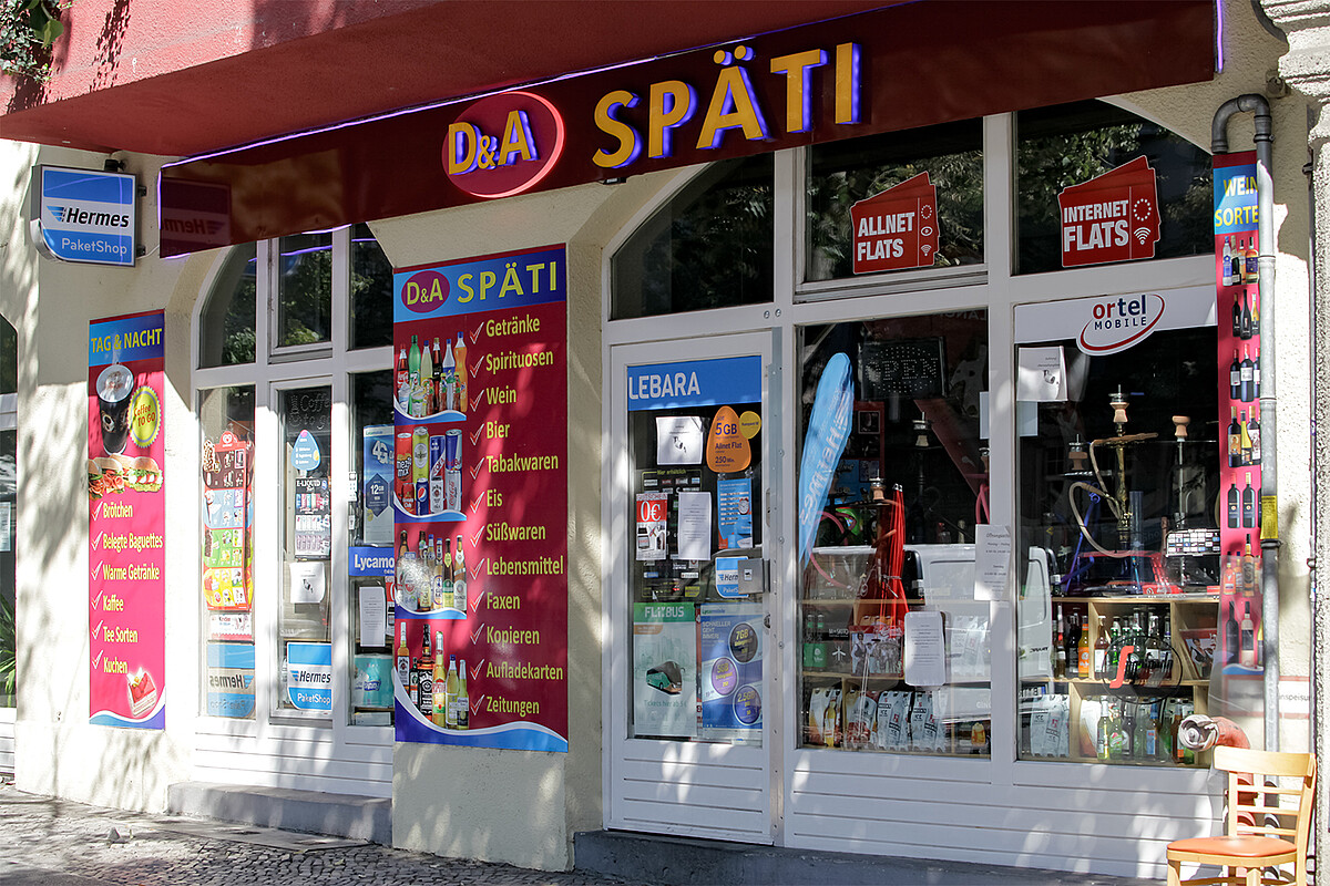 Open all hours – a typical Berlin “Späti”. ‘Spät’ is the word for ‘late’. Open all hours – a typical Berlin “Späti” stays open until late into the night and usually sells cigarettes and alcohol.