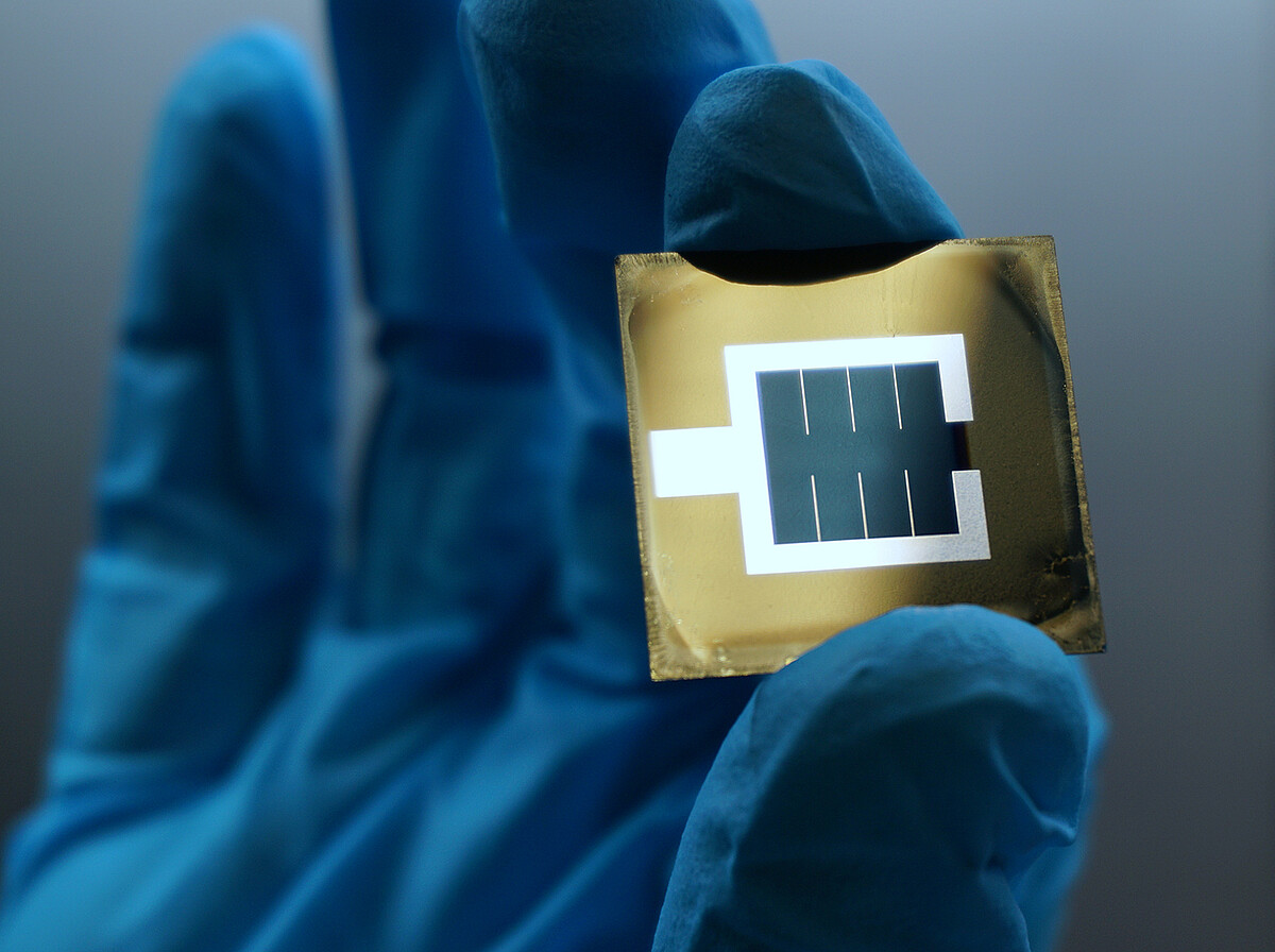 World record cell – converts 32.5% of sunlight into electric current. A simple little cell – which converts more light from the sun’s spectrum into electric current