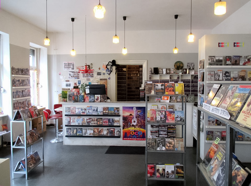 More movies than any streamer – Videodrom in Berlin has 39,000 films to rent. From arthouse to grindhouse – Videodrom video rental in Berlin Kreuzberg is an archive of film history.